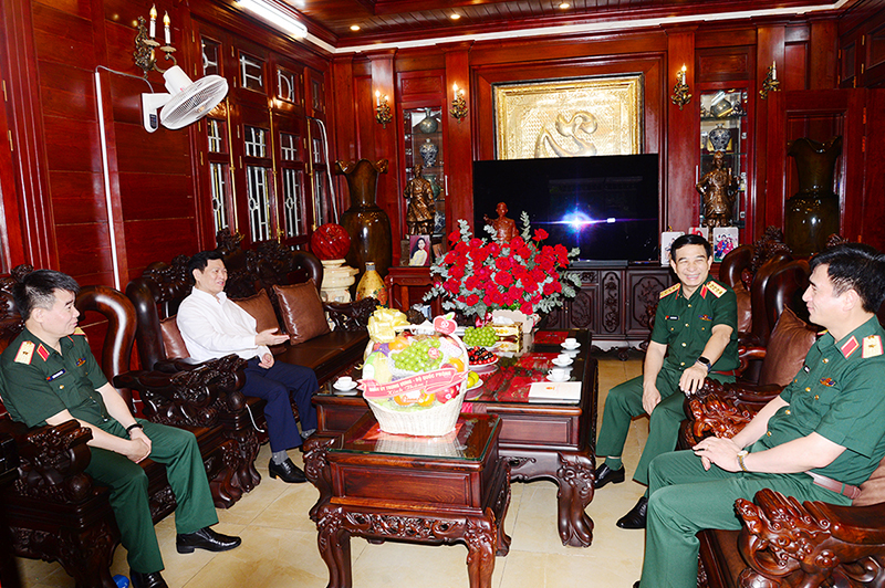 Đại tướng Phan Văn Giang thăm, tặng quà các đồng chí nguyên lãnh đạo Quân đội